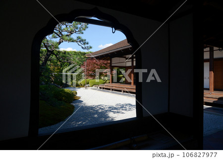 大徳寺 火灯窓から方丈庭園を望む 京都市北区紫野 大徳寺 火灯窓から方丈庭園を望む 京都市北区紫野 106827977