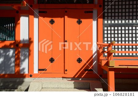 吉田神社 朱塗りの扉 京都市左京区 吉田神社 朱塗りの扉 京都市左京区 106828181