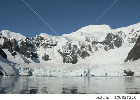 Paradise bay glaciers and mountains, peninsula, Antartica.. Paradise bay glaciers and mountains, peninsula, Antartica.. 106828210