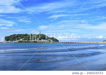 海から見た青空と江ノ島 海から見た青空と江ノ島 106828352