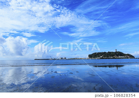 海から見た青空と江ノ島 106828354
