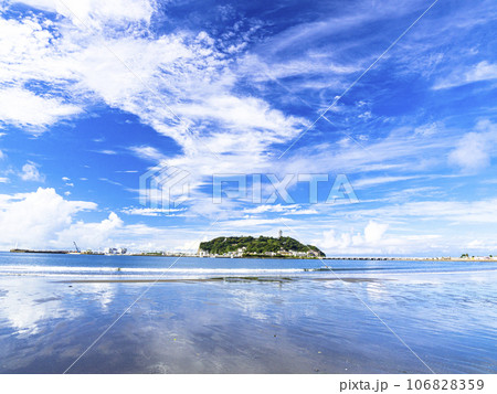 海から見た青空と江ノ島 106828359