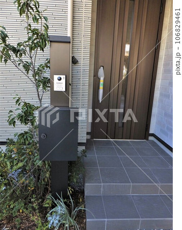 取っ手にカバーが付いたままの新築一戸建て住宅の入口 106829461
