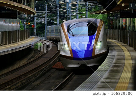 峠の駅『安中榛名』を行き交う北陸新幹線 E7系 峠の駅『安中榛名』を行き交う北陸新幹線 E7系 106829580