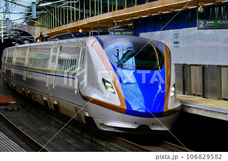 峠の駅『安中榛名』を行き交う北陸新幹線 E7系 峠の駅『安中榛名』を行き交う北陸新幹線 E7系 106829582