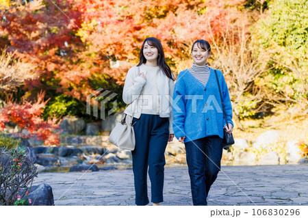秋の観光を楽しむ女性 女子旅 106830296