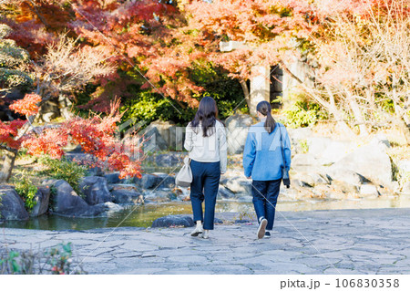 秋の観光を楽しむ女性 女子旅 106830358