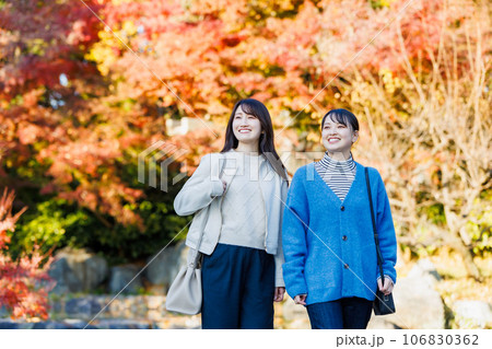 秋の観光を楽しむ女性 女子旅 106830362