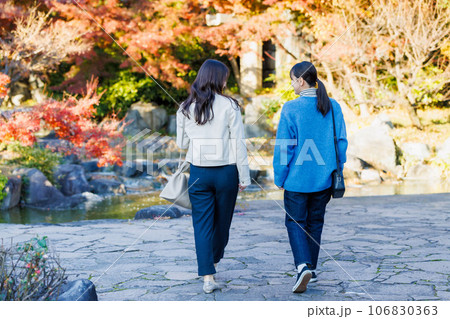秋の観光を楽しむ女性 女子旅 106830363