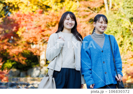 秋の観光を楽しむ女性 女子旅 秋の観光を楽しむ女性 女子旅 106830372