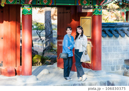 秋の観光を楽しむ女性 女子旅 106830375