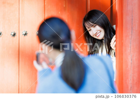 旅先で写真を撮る女性 106830376