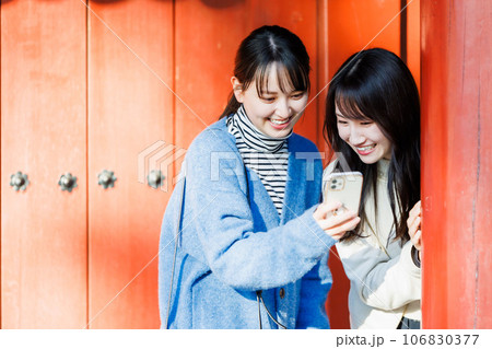 旅先で写真を撮る女性 旅先で写真を撮る女性 106830377