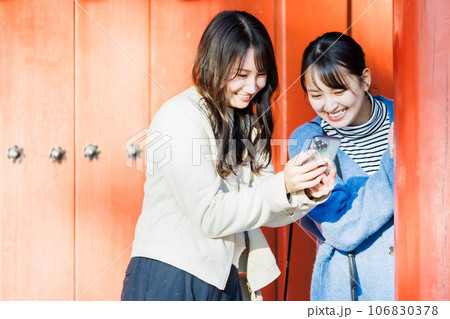 旅先で写真を撮る女性 106830378