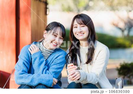 友達と観光を楽しむ若い女性 友達と観光を楽しむ若い女性 106830380