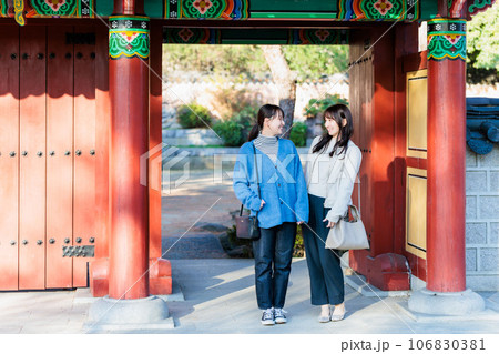 秋の観光を楽しむ女性 女子旅 106830381