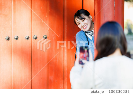 旅先で写真を撮る女性 106830382