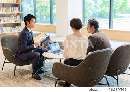 夫婦に説明をするビジネスマン 夫婦に説明をするビジネスマン 106830541