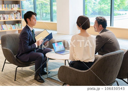 夫婦に説明をするビジネスマン 夫婦に説明をするビジネスマン 106830543