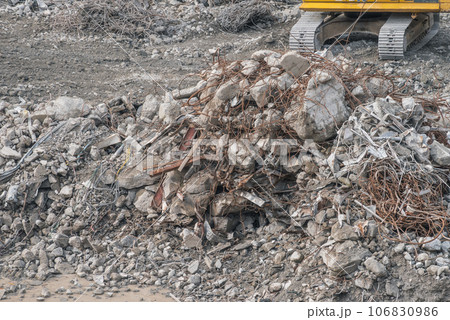 大規模な解体工事　重機と大量の瓦礫 106830986