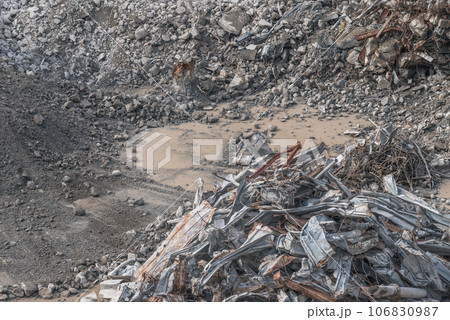 散水した解体現場と鉄スクラップ 106830987