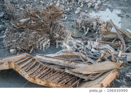 解体工事で撤去した階段と金属くず 106830990