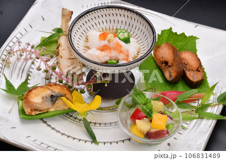 料亭で出される旬の食材を盛り付けた料理　八寸 106831489