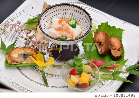 料亭で出される旬の食材を盛り付けた料理　八寸 106831495