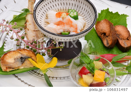 料亭で出される旬の食材を盛り付けた料理 八寸 料亭で出される旬の食材を盛り付けた料理 八寸 106831497