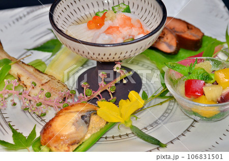 料亭で出される旬の食材を盛り付けた料理　八寸 106831501