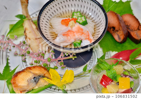 料亭で出される旬の食材を盛り付けた料理　八寸 106831502