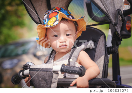 手押し三輪車に乗る一歳児　子ども　子育て 106832073