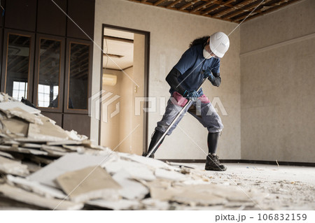 戸建て住宅の天井や外壁を壊す解体業などのプロ職人の現場　広角 106832159