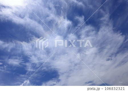 自然 気象 巻雲、真っ青な空に白く刷毛ではいたような雲。うっすらハロが見えます 自然 気象 巻雲、真っ青な空に白く刷毛ではいたような雲。うっすらハロが見えます 106832321