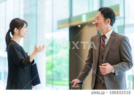 男性を案内する女性スタッフ 男性を案内する女性スタッフ 106832510