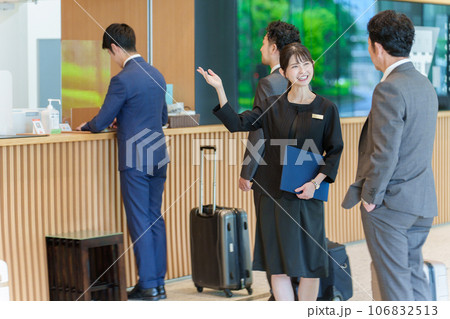 ホテルでゲストを案内をする女性スタッフ ホテルでゲストを案内をする女性スタッフ 106832513