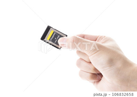 CFexpressカードを持つ手 106832658