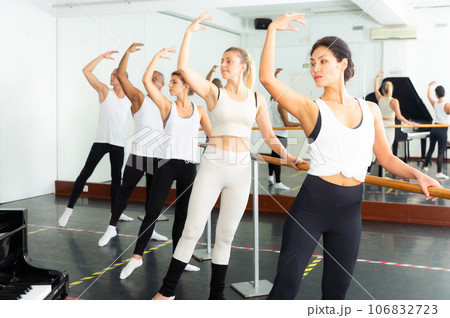Sporty guys and girls performing beautiful dance elements 106832723