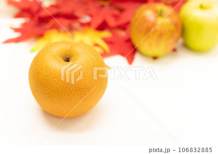 紅葉の背景と秋の果物 106832885