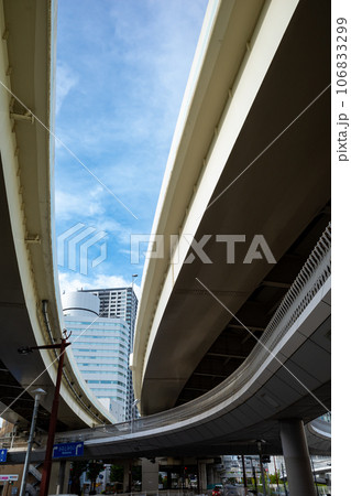 都市の高速道路と歩道橋 横浜市 2023.09　b-1 106833299