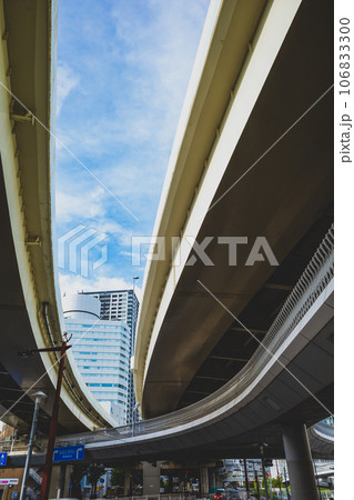 都市の高速道路と歩道橋 横浜市 2023.09 b-2 高彩度マット感 都市の高速道路と歩道橋 横浜市 2023.09 b-2 高彩度マット感 106833300
