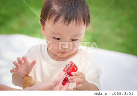 芝生の上に座る幼児　一歳　男の子　ピクニック 106833353