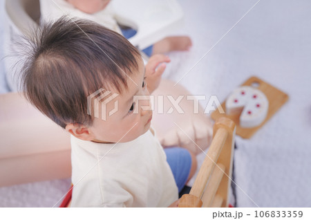 芝生の上に座る幼児 一歳 男の子 ピクニック 芝生の上に座る幼児 一歳 男の子 ピクニック 106833359