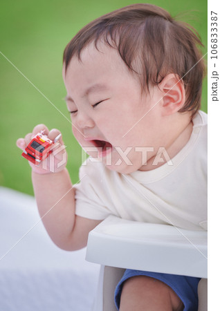 泣いている赤ちゃん　子ども　乳児　悲しい 106833387