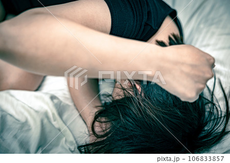 嘆き悲しむ女性 106833857