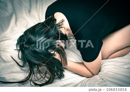 嘆き悲しむ女性 106833858