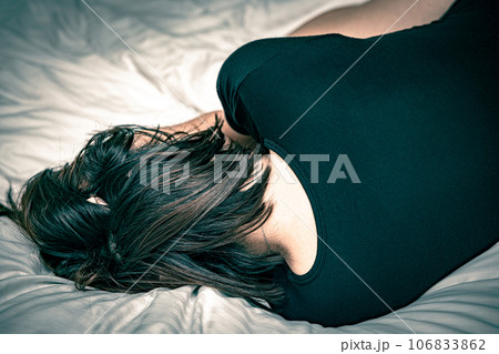 嘆き悲しむ女性 106833862