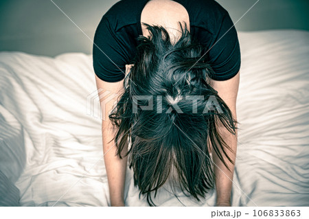 嘆き悲しむ女性 106833863