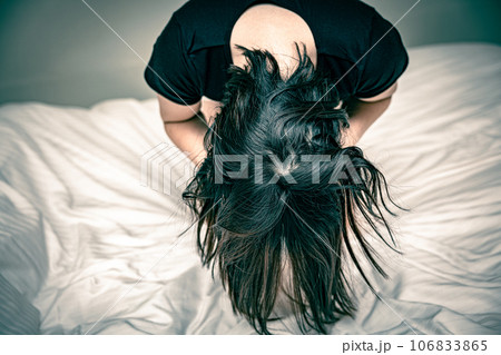 嘆き悲しむ女性 106833865