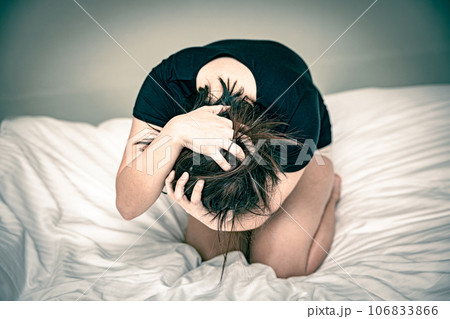嘆き悲しむ女性 106833866